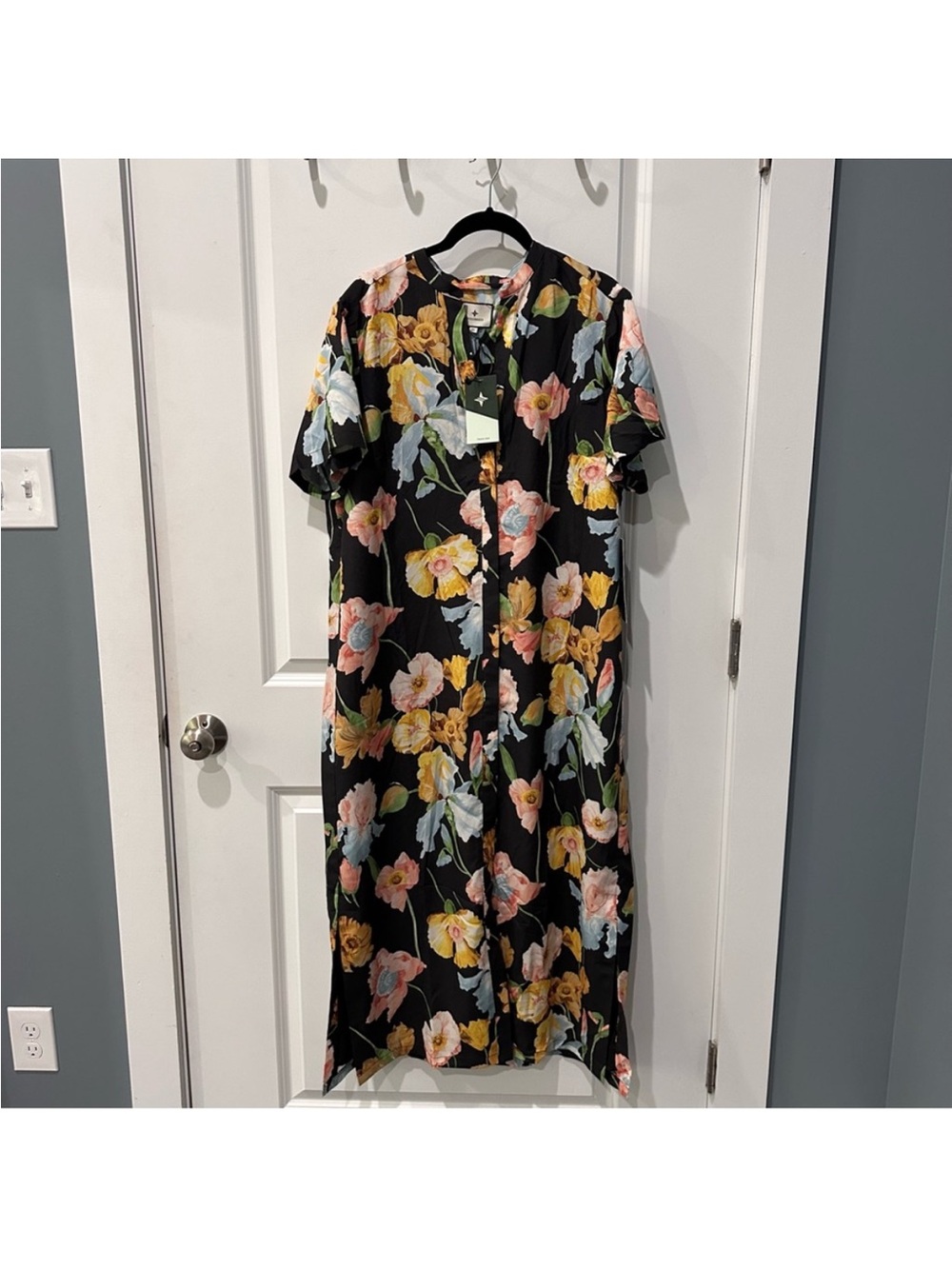 NWT  Tuckernuck Moonlit Iris Camille Midi Dress featuring a black floral print - Picture 5 of 7